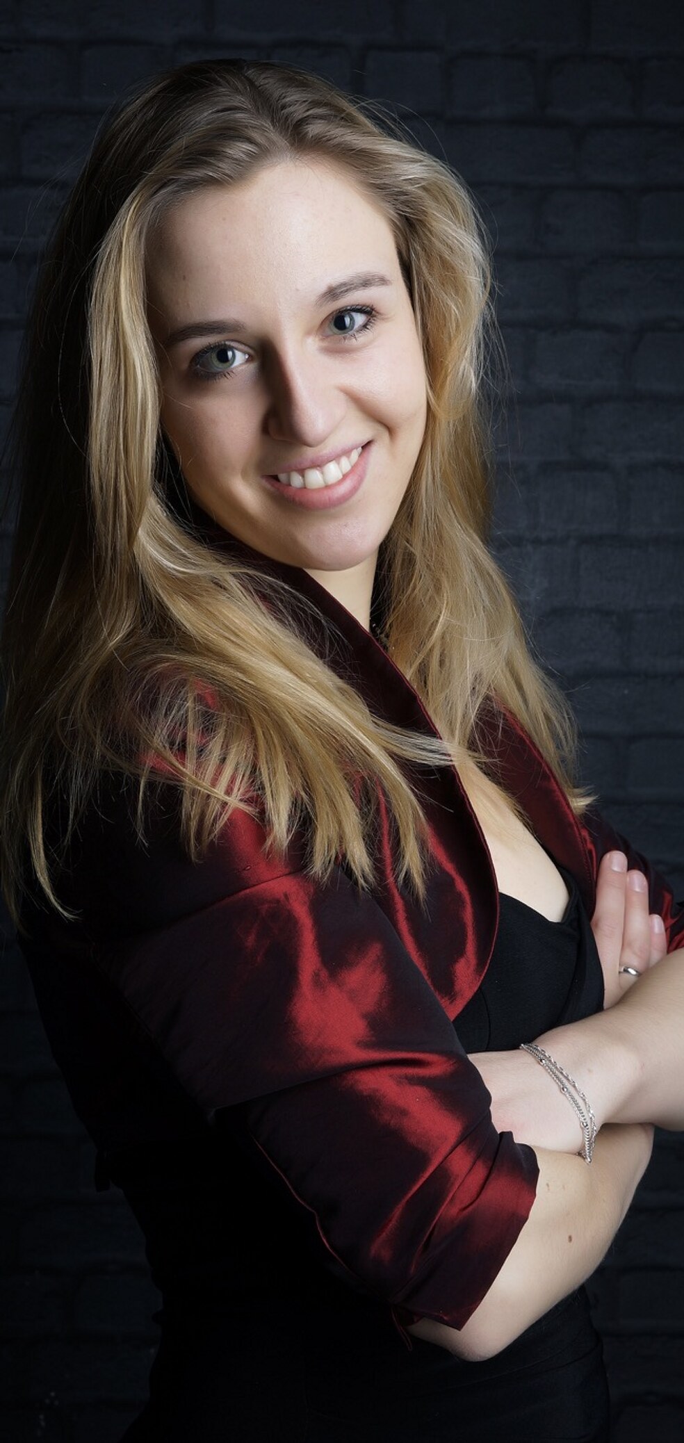 Agnes van Laar in een rode jurk